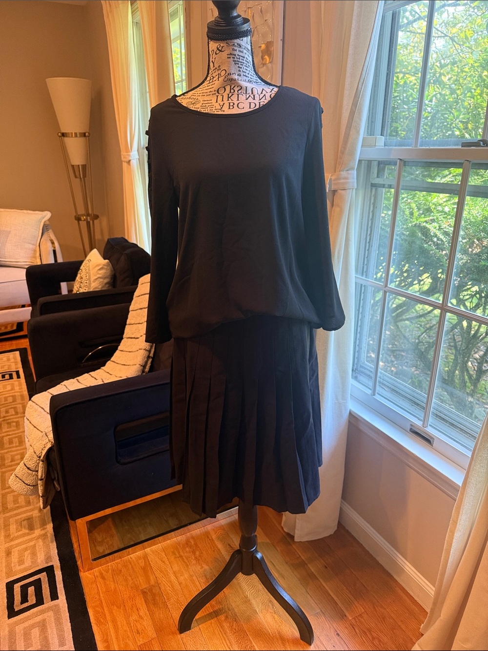 Spense Black Two-Piece Long Sleeve Blouse with Pleated Skirt